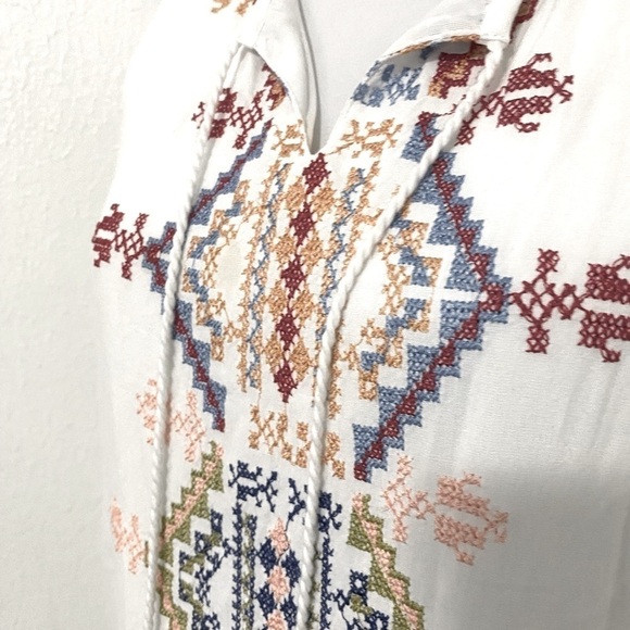 C|C Chic Connection White Medium Embroidered Boho Shift Dress with Inner Lining - Picture 5 of 10